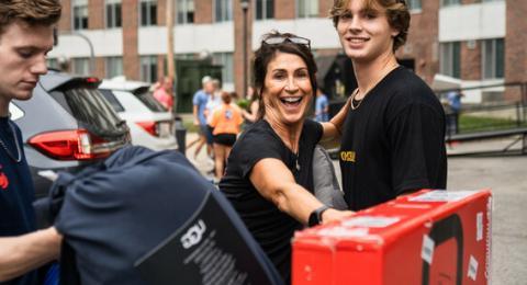 Student and Family member at move in